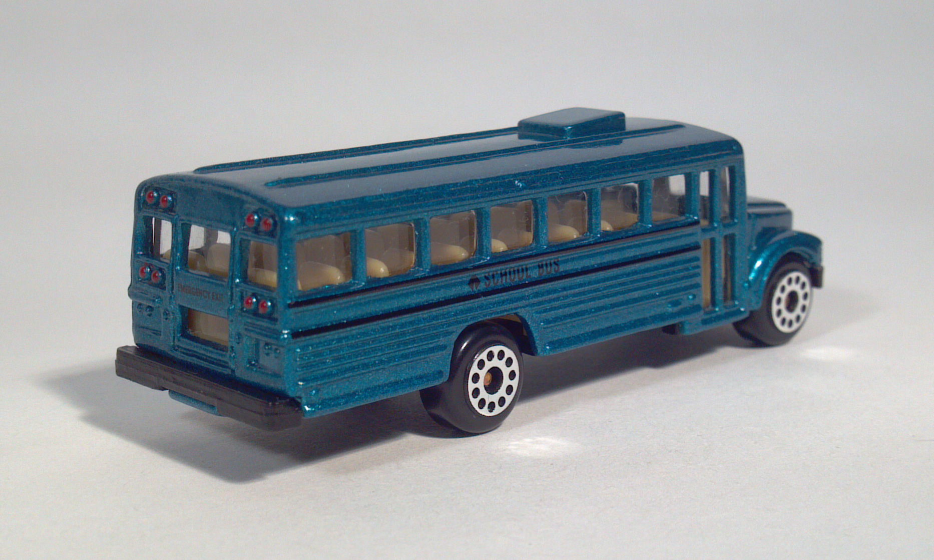 motormax_international_school_bus_turquoise_metal_flake_die_cast_scale_model_toy_2.jpg